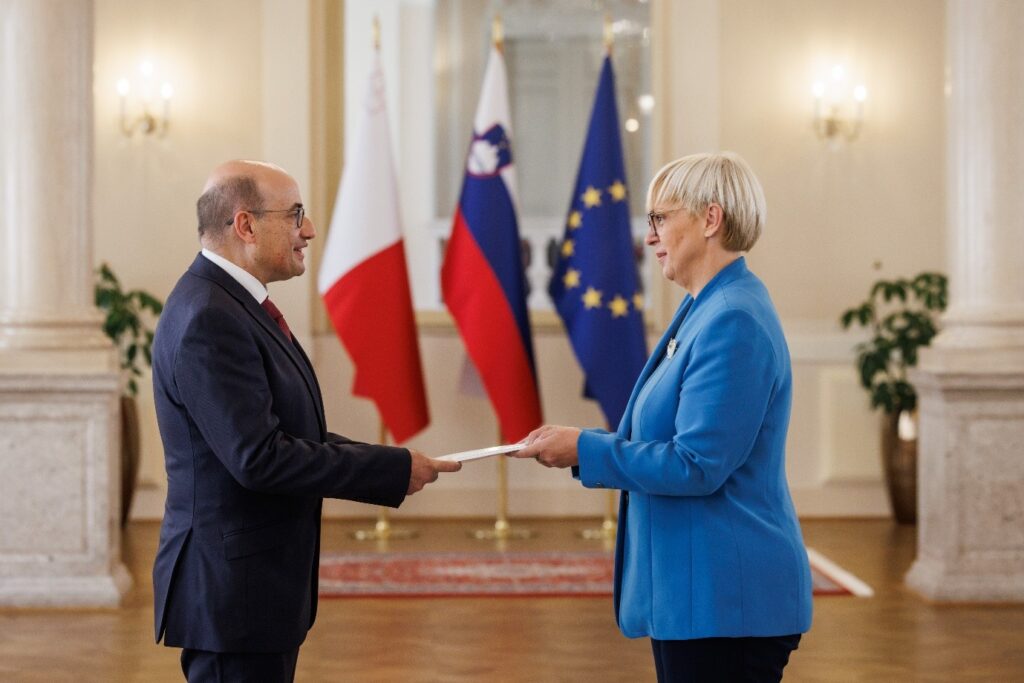H.E. Jesmond Cutajar (L), Ambassador of the Republic of Malta to the Republic of Slovenia presenting his Letters of Credence to H.E. Nataša Pirc Musar (R), President of the Republic of Slovenia at the Presidential Palace, in Ljubljana. E.T. Jesmond Cutajar, Ambaxxatur tar-Repubblika ta’ Malta għar-Repubblika tas-Slovenja jippreżenta l-Ittri ta’ Kredenzjali tiegħu lill-E.T. Nataša Pirc Musar, President tar-Repubblika tas-Slovenja fil-Palazz Presidenzjali f’Ljubljana